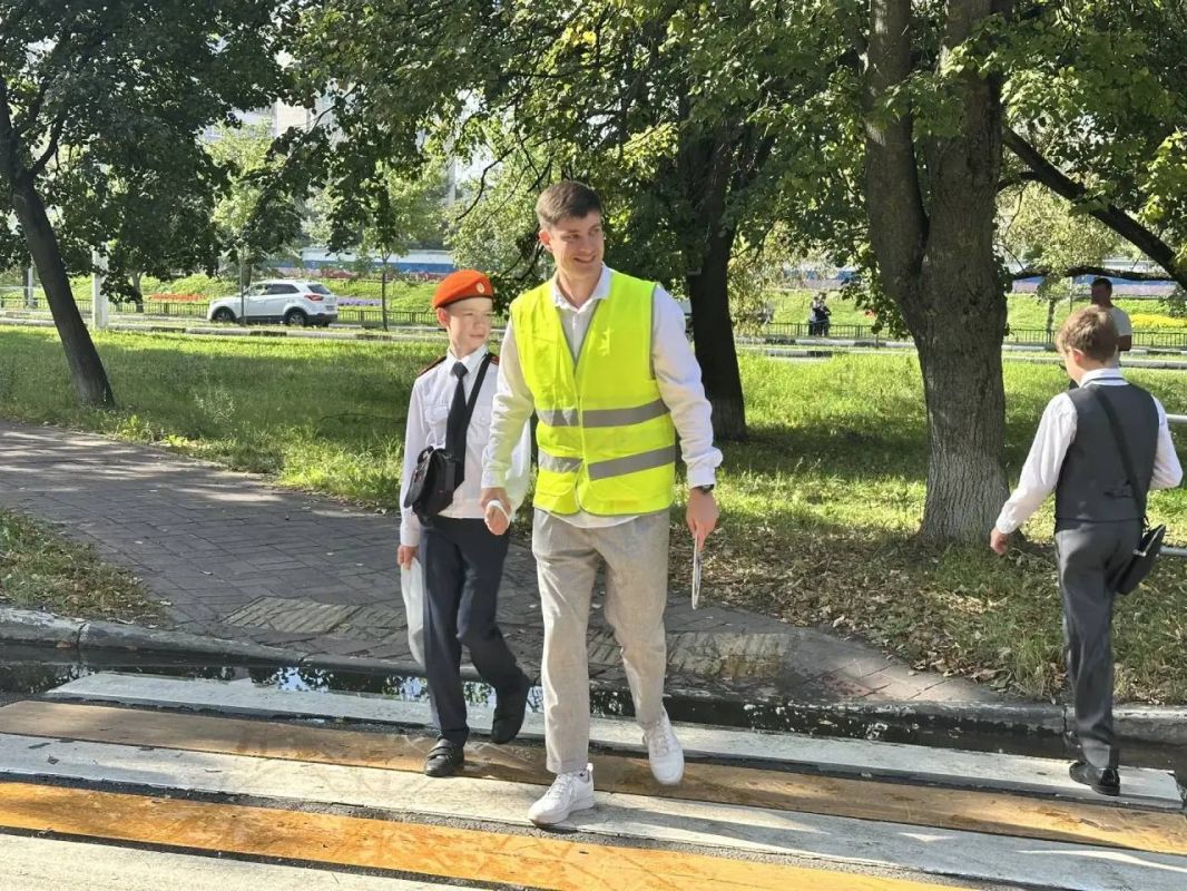 В последние теплые дни сезона активисты пресс-центра «Вестник ЮИД» из Раменского провели в городском парке оригинальный опрос под названием «ЮИД-распаковка знаний» В последние теплые дни сезона активисты пресс-центра «Вестник ЮИД» из Раменского провели в городском парке оригинальный опрос под названием «ЮИД-распаковка знаний»