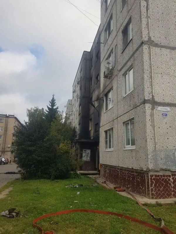 Многоэтажка загорелась в Подмосковье после атаки дронов Многоэтажка загорелась в Подмосковье после атаки дронов