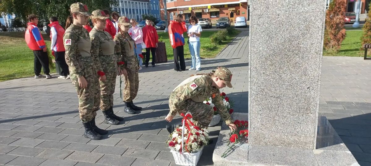 В День солидарности в борьбе с терроризмом ступинские юнармейцы и волонтёры почтили память жертв Беслана В День солидарности в борьбе с терроризмом ступинские юнармейцы и волонтёры почтили память жертв Беслана