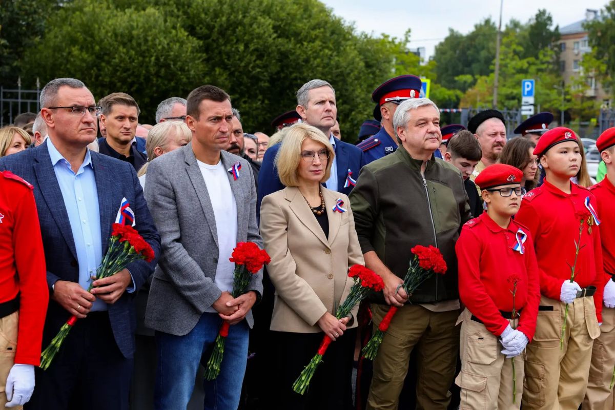 Александр Легков почтил память жертв трагедии в Беслане Александр Легков почтил память жертв трагедии в Беслане