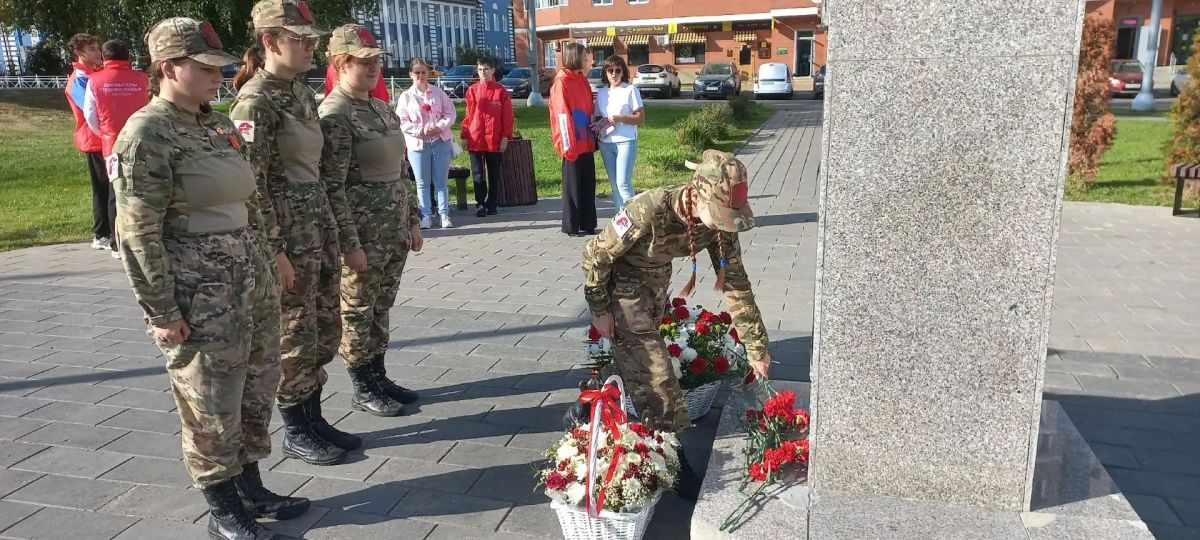 В День солидарности в борьбе с терроризмом ступинские юнармейцы и волонтёры почтили память жертв Беслана В День солидарности в борьбе с терроризмом ступинские юнармейцы и волонтёры почтили память жертв Беслана