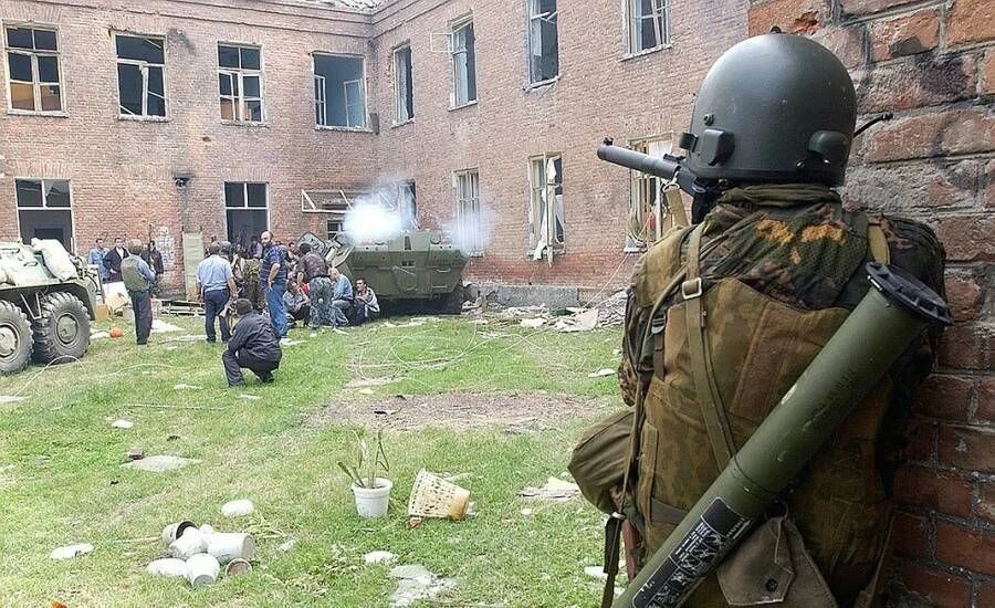 В День солидарности в борьбе с терроризмом ступинские юнармейцы и волонтёры почтили память жертв Беслана В День солидарности в борьбе с терроризмом ступинские юнармейцы и волонтёры почтили память жертв Беслана
