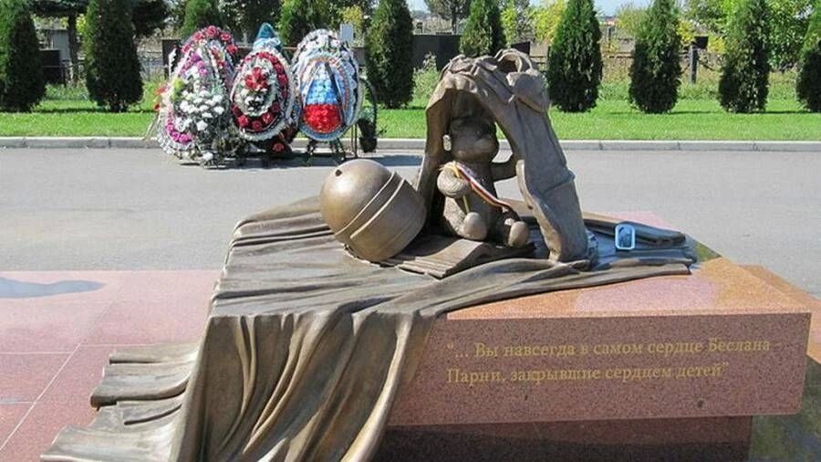 В День солидарности в борьбе с терроризмом ступинские юнармейцы и волонтёры почтили память жертв Беслана В День солидарности в борьбе с терроризмом ступинские юнармейцы и волонтёры почтили память жертв Беслана