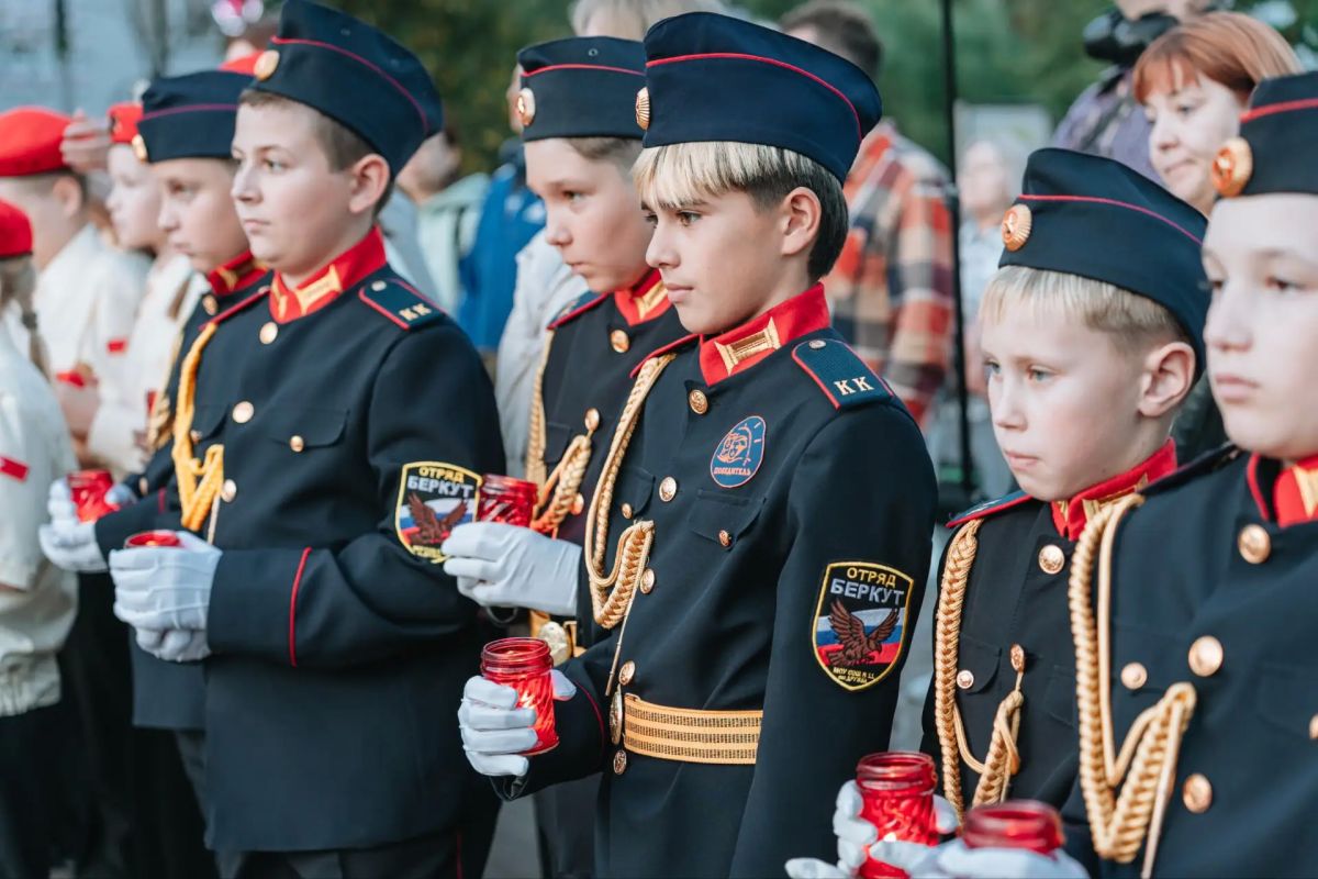 Раменская молодёжь выложила композицию из свечей в День солидарности в борьбе с терроризмом Раменская молодёжь выложила композицию из свечей в День солидарности в борьбе с терроризмом