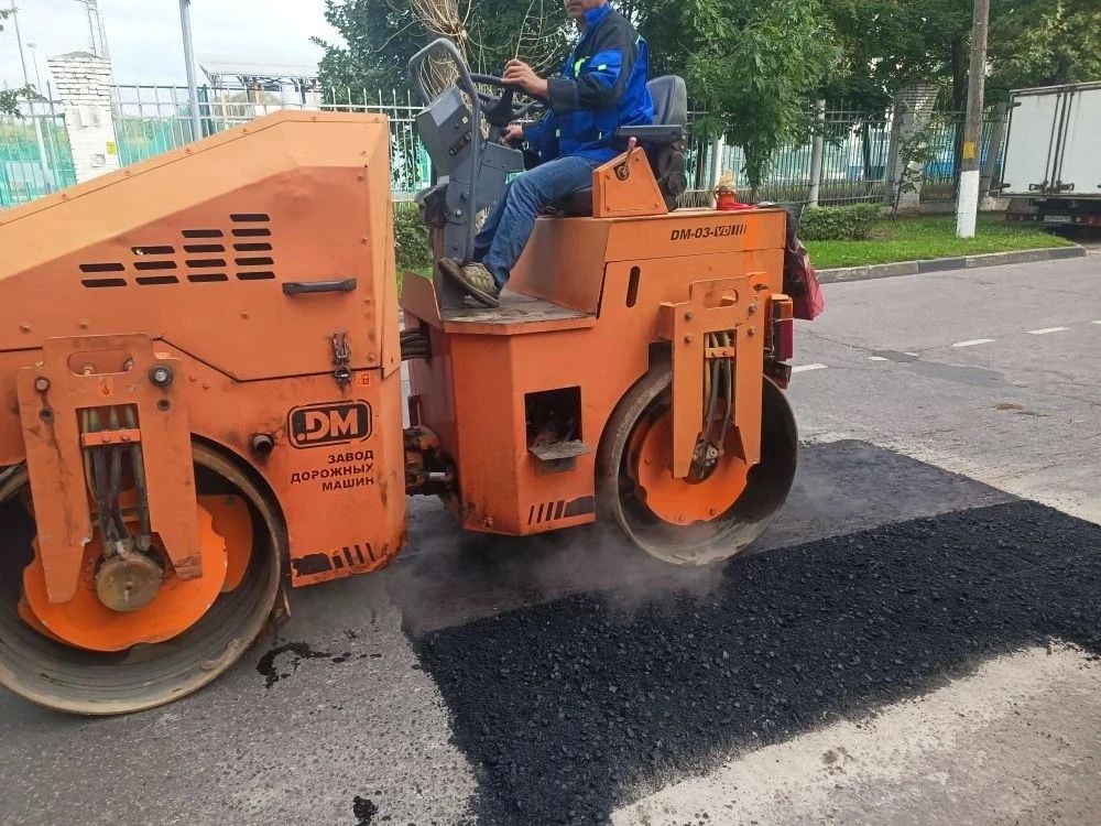 В нашем городе продолжаются ежедневные работы по ямочному ремонту на дорогах и во дворах В нашем городе продолжаются ежедневные работы по ямочному ремонту на дорогах и во дворах