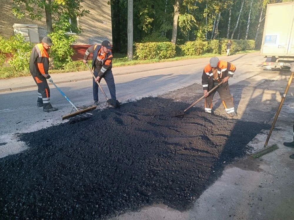 В нашем городе продолжаются ежедневные работы по ямочному ремонту на дорогах и во дворах В нашем городе продолжаются ежедневные работы по ямочному ремонту на дорогах и во дворах