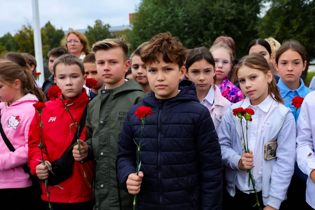 Александр Легков почтил память жертв трагедии в Беслане Александр Легков почтил память жертв трагедии в Беслане
