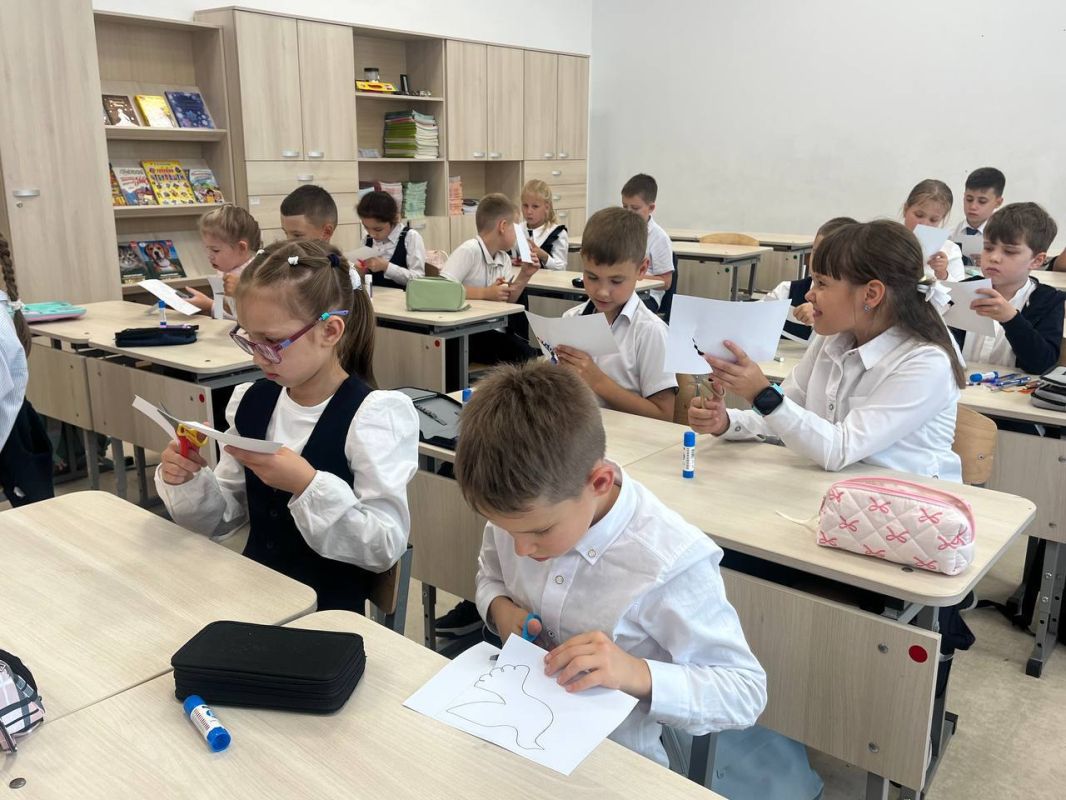 Белых голубей в память о трагедии в Беслане смастерили ученики одной из подольских школ Белых голубей в память о трагедии в Беслане смастерили ученики одной из подольских школ