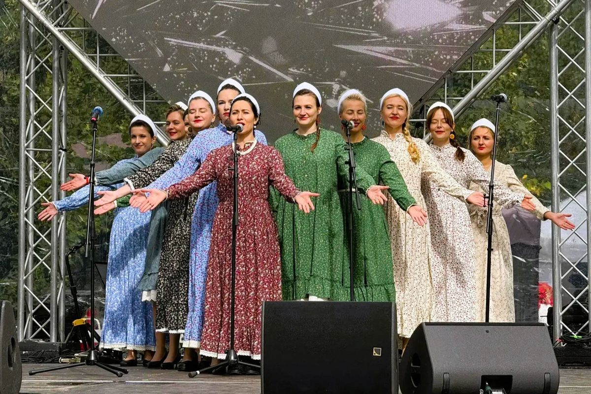 На главной сцене фестиваля «Чаепитие в Мытищах», посвященного Дню городского округа, в течение всего дня проходит большая концертная программа с участием творческих коллективов На главной сцене фестиваля «Чаепитие в Мытищах», посвященного Дню городского округа, в течение всего дня проходит большая концертная программа с участием творческих коллективов