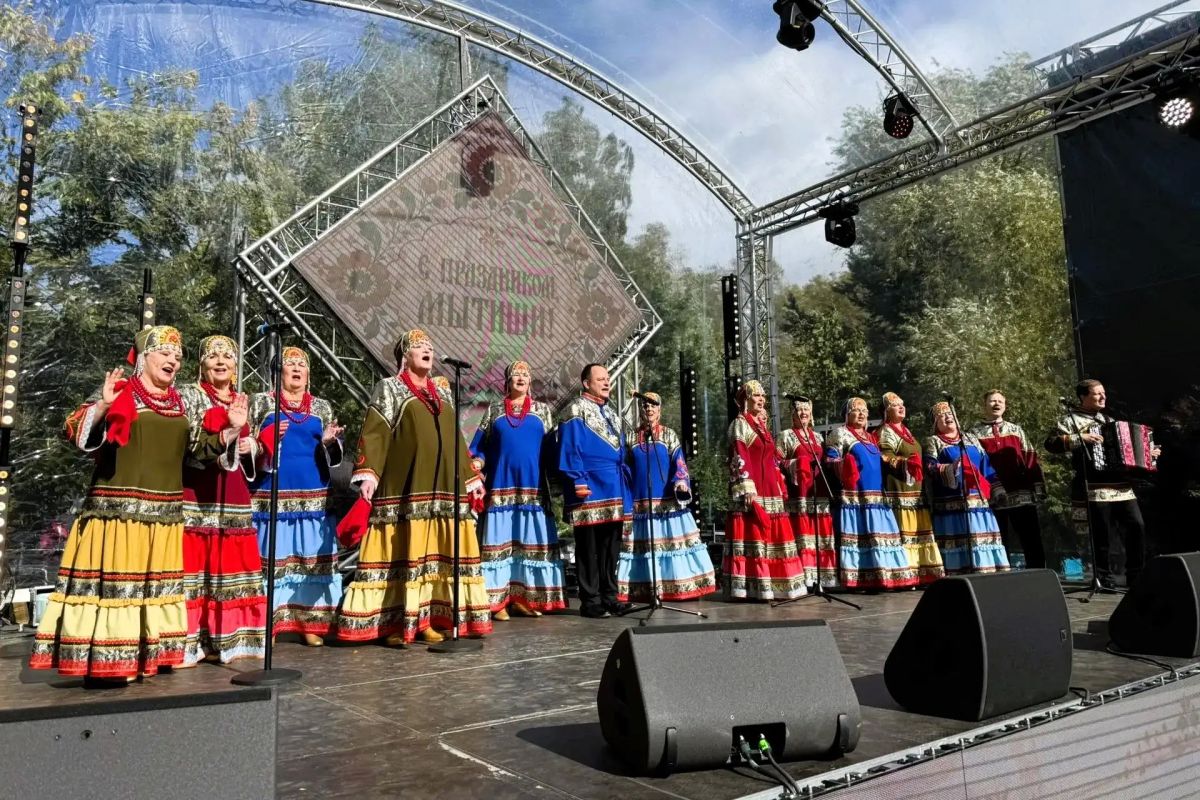 На главной сцене фестиваля «Чаепитие в Мытищах», посвященного Дню городского округа, в течение всего дня проходит большая концертная программа с участием творческих коллективов На главной сцене фестиваля «Чаепитие в Мытищах», посвященного Дню городского округа, в течение всего дня проходит большая концертная программа с участием творческих коллективов