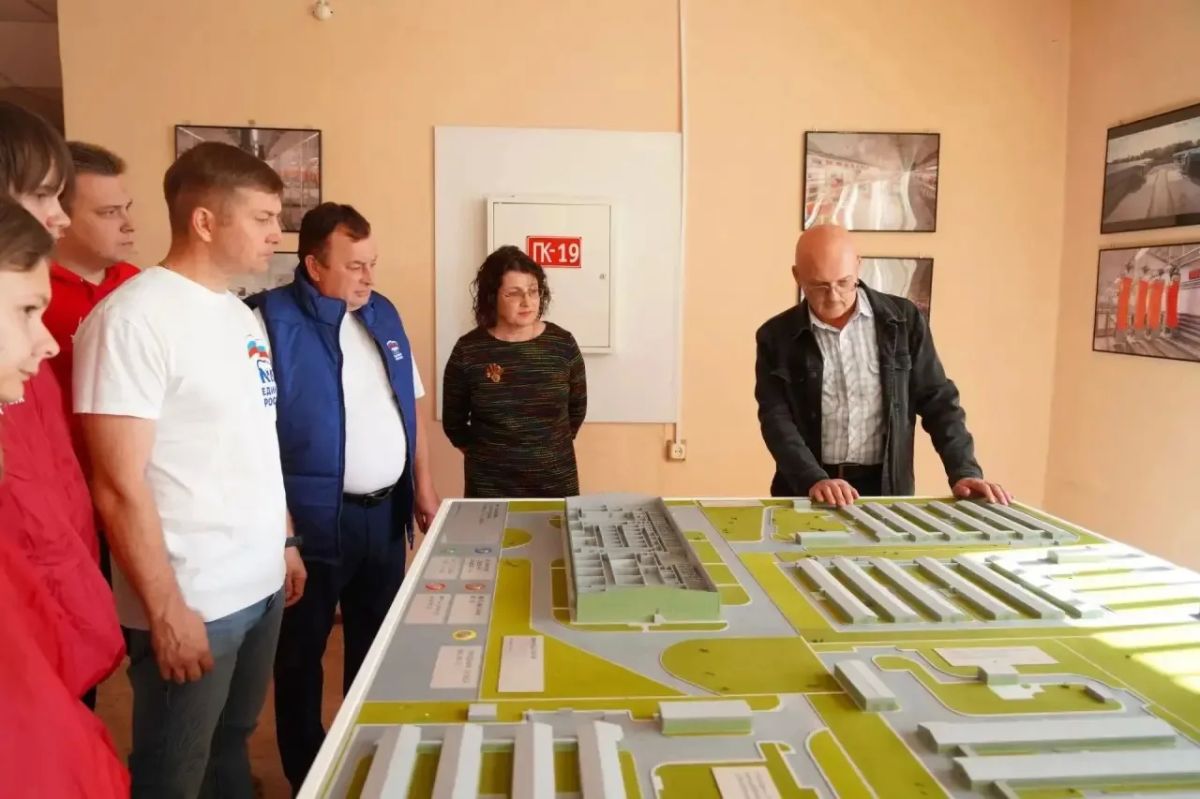 Молодые липы высадили в Птицеграде в сквере перед ФНЦ «ВНИТИП» Молодые липы высадили в Птицеграде в сквере перед ФНЦ «ВНИТИП»