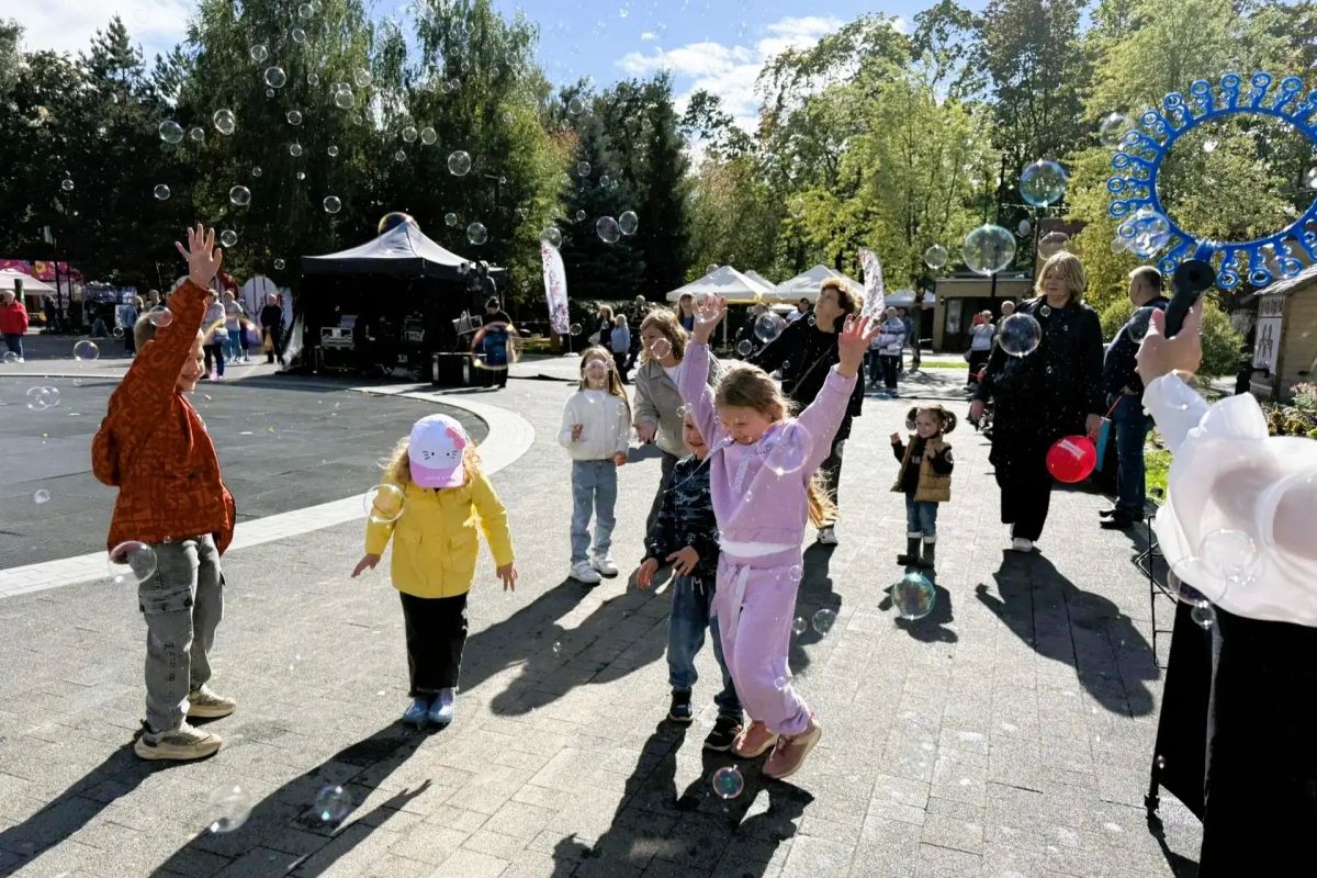 На главной сцене фестиваля «Чаепитие в Мытищах», посвященного Дню городского округа, в течение всего дня проходит большая концертная программа с участием творческих коллективов На главной сцене фестиваля «Чаепитие в Мытищах», посвященного Дню городского округа, в течение всего дня проходит большая концертная программа с участием творческих коллективов