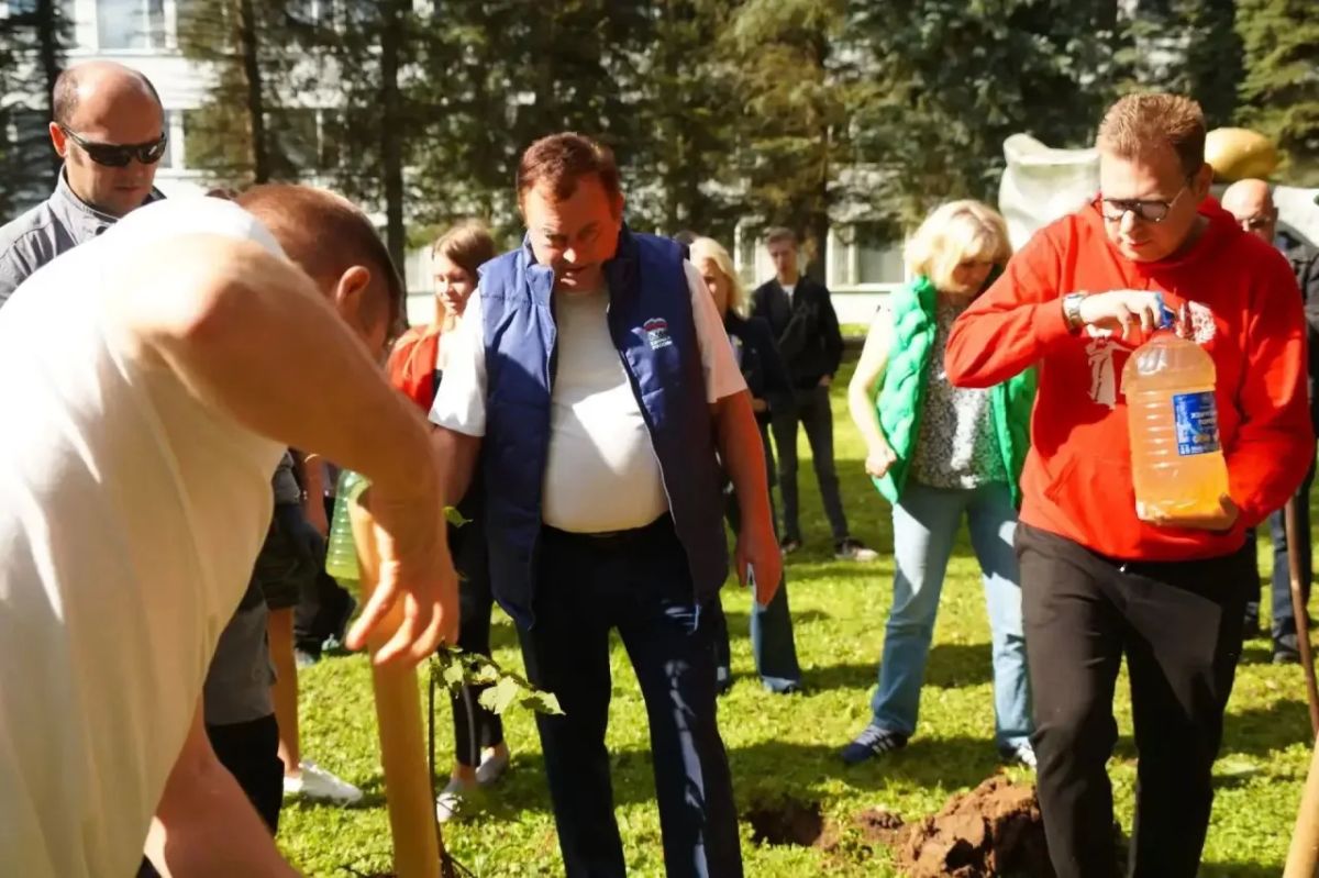 Молодые липы высадили в Птицеграде в сквере перед ФНЦ «ВНИТИП» Молодые липы высадили в Птицеграде в сквере перед ФНЦ «ВНИТИП»