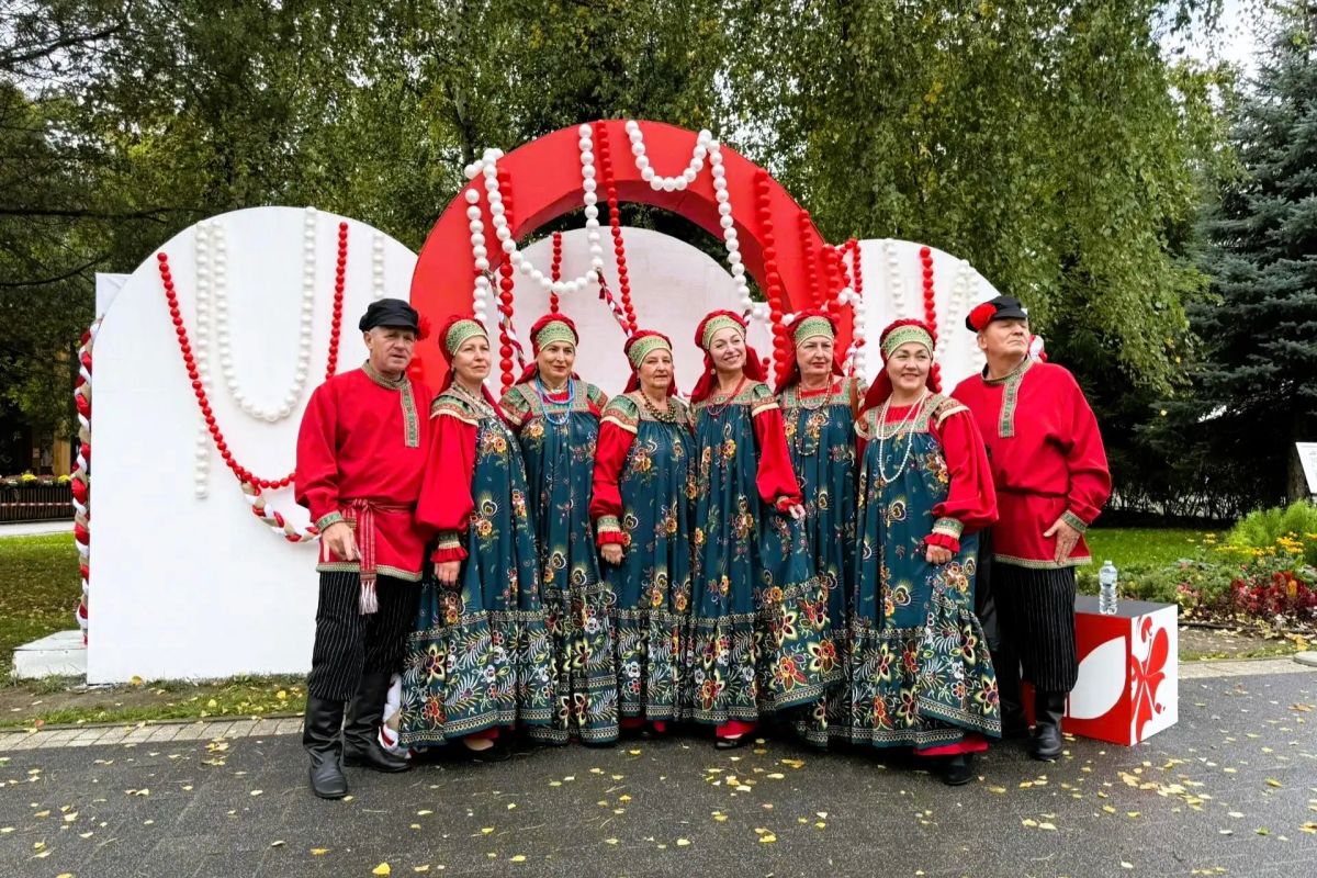 На главной сцене фестиваля «Чаепитие в Мытищах», посвященного Дню городского округа, в течение всего дня проходит большая концертная программа с участием творческих коллективов На главной сцене фестиваля «Чаепитие в Мытищах», посвященного Дню городского округа, в течение всего дня проходит большая концертная программа с участием творческих коллективов