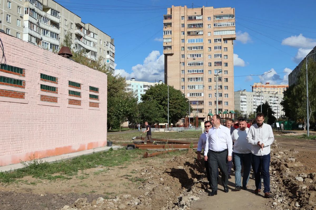 Сергей Мужальских проверил благоустройство дворов на улице Калинина Сергей Мужальских проверил благоустройство дворов на улице Калинина