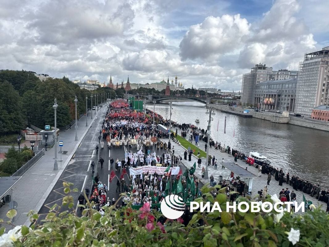 Тысячи верующих собрались в центре Москвы на крестный ход
