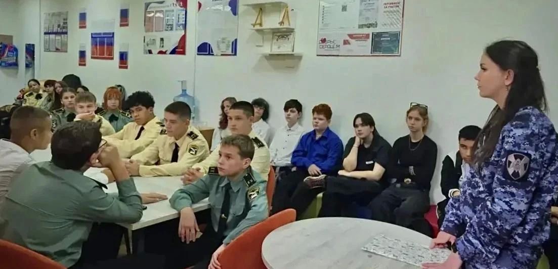 Росгвардейцы провели урок мужества для кадет в Подмосковье Росгвардейцы провели урок мужества для кадет в Подмосковье