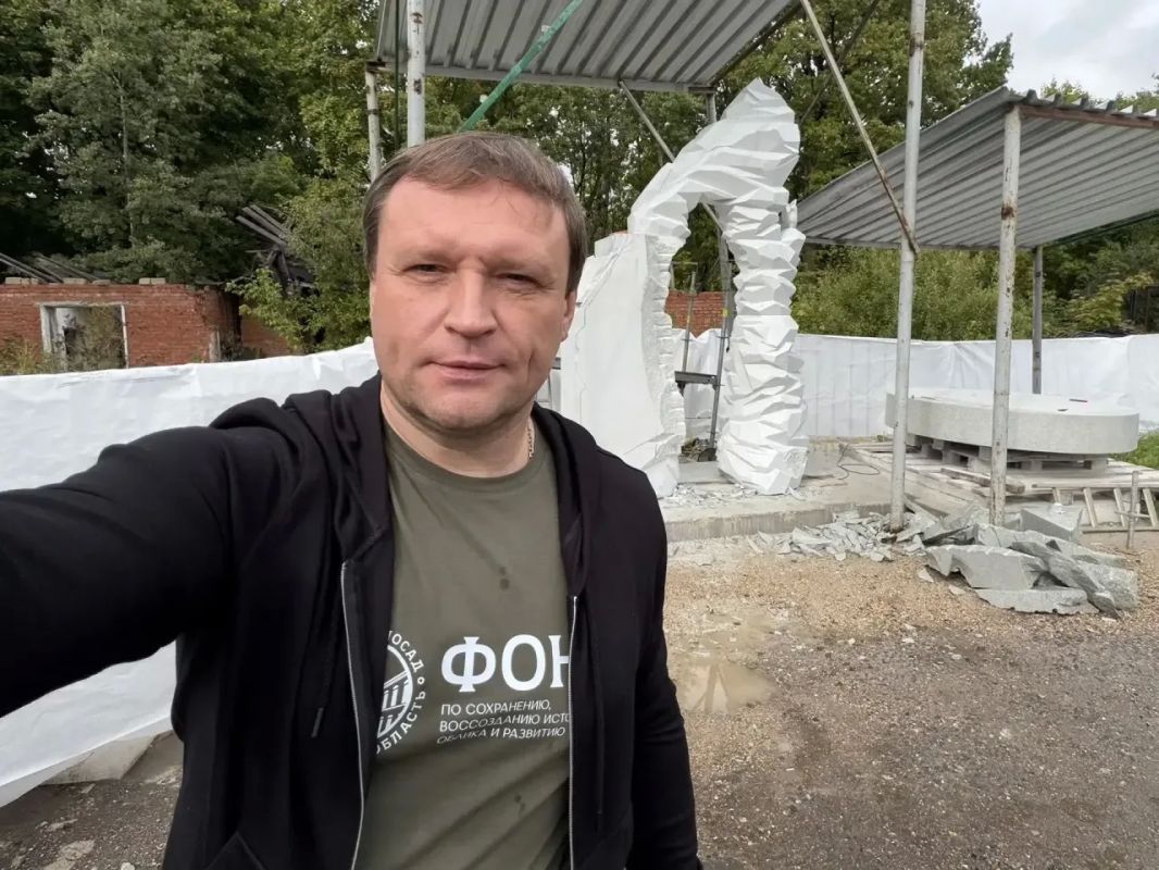 Заехал сегодня в мастерскую, где буквально высекают из светлого мансуровского гранита, который мы специально подобрали в Башкирии, наш памятный знак в честь событий специальной военной операции Заехал сегодня в мастерскую, где буквально высекают из светлого мансуровского гранита, который мы специально подобрали в Башкирии, наш памятный знак в честь событий специальной военной операции