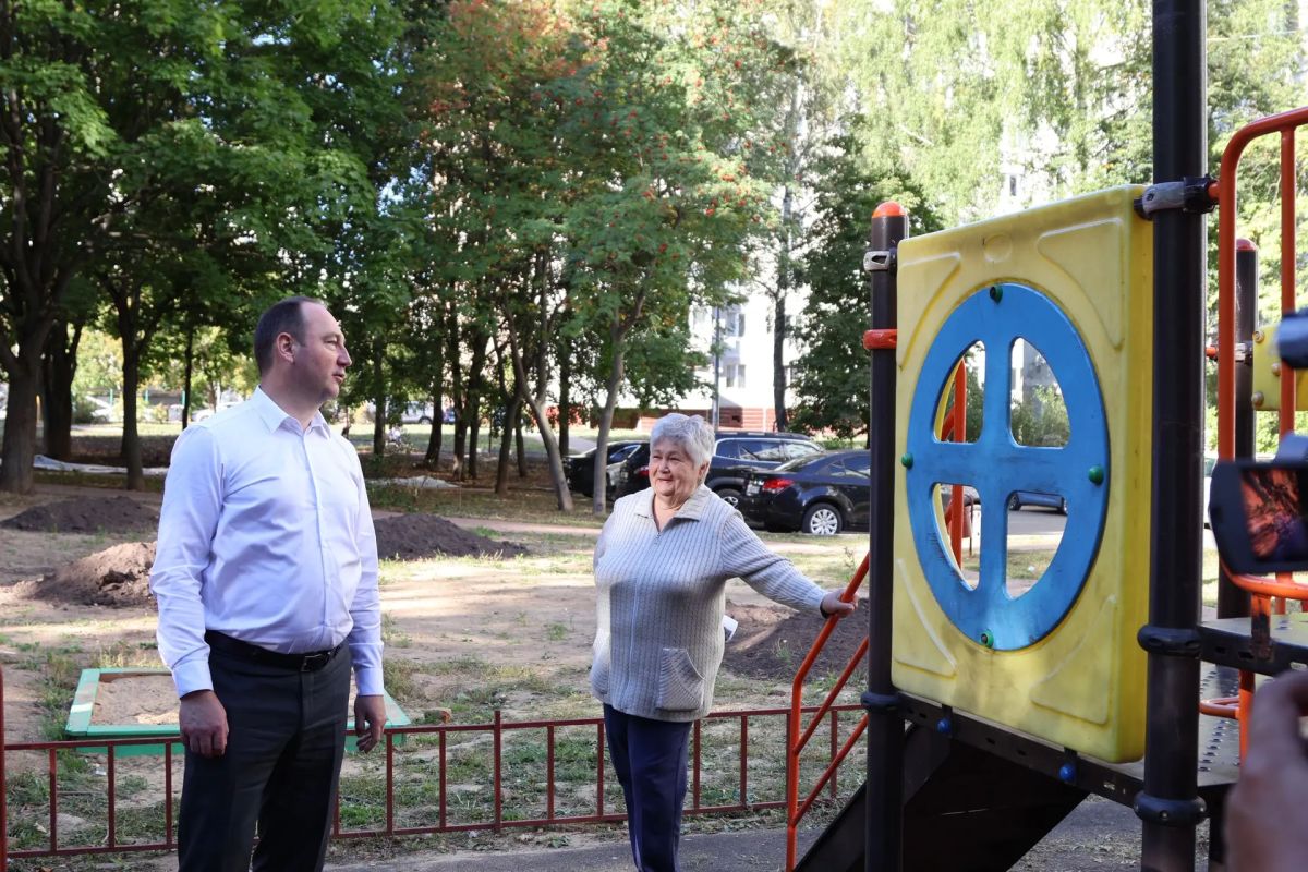Сергей Мужальских проверил благоустройство дворов на улице Калинина Сергей Мужальских проверил благоустройство дворов на улице Калинина
