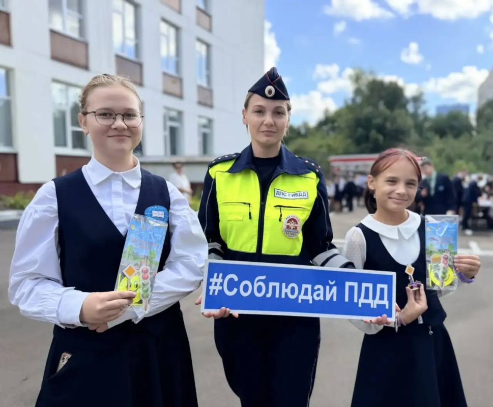На базе МБОУ Гимназии №1 города Краснознаменска сотрудники подмосковной Госавтоинспекции совместно с коллегами из Военной автомобильной инспекции провели «Единый день детского дорожно-транспортного травматизма» На базе МБОУ Гимназии №1 города Краснознаменска сотрудники подмосковной Госавтоинспекции совместно с коллегами из Военной автомобильной инспекции провели «Единый день детского дорожно-транспортного травматизма»