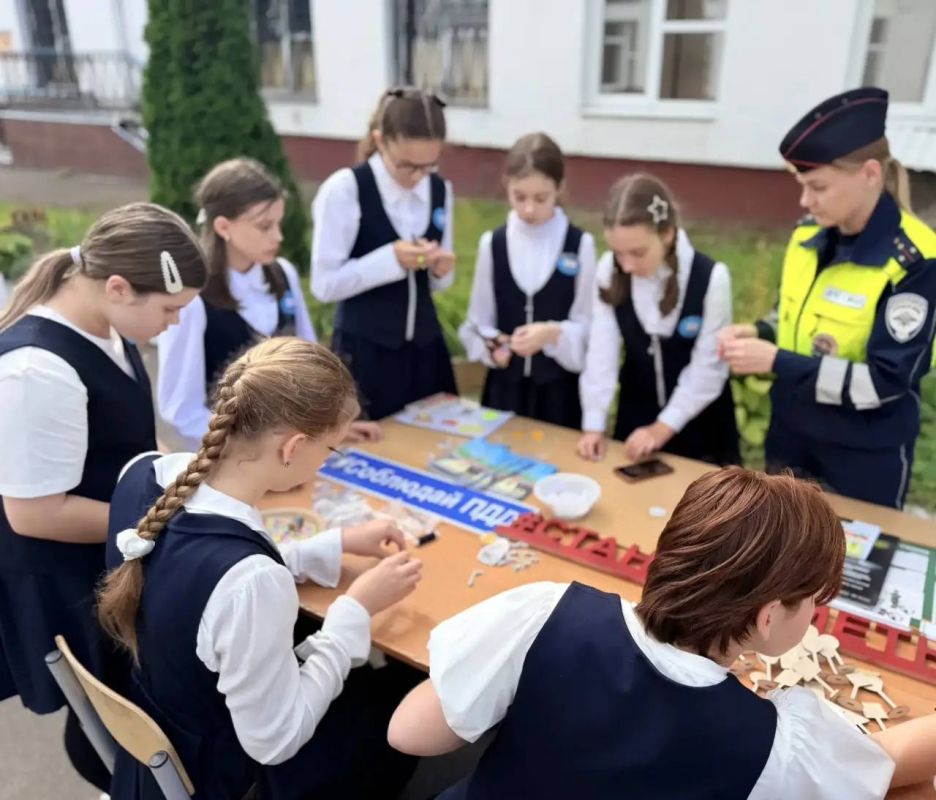 На базе МБОУ Гимназии №1 города Краснознаменска сотрудники подмосковной Госавтоинспекции совместно с коллегами из Военной автомобильной инспекции провели «Единый день детского дорожно-транспортного травматизма» На базе МБОУ Гимназии №1 города Краснознаменска сотрудники подмосковной Госавтоинспекции совместно с коллегами из Военной автомобильной инспекции провели «Единый день детского дорожно-транспортного травматизма»