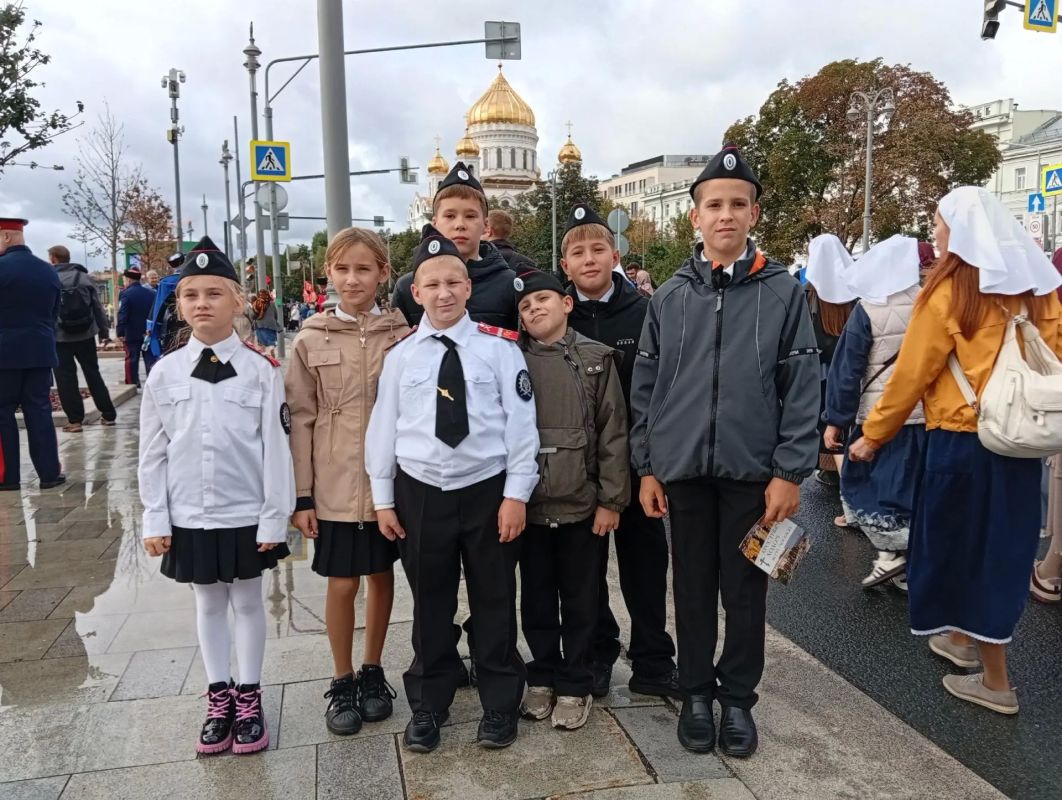 Учащиеся казачьего класса Центра образования №21 города Ногинска совместно с побратимым классом «Казаки Электростали» приняли участие в Общемосковском крестном ходе, посвящённом Собору Московских святых