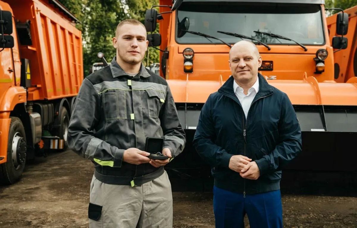 Максим Красноцветов: Сегодня передал сотрудникам МКУ «Пушкинское Городское Хозяйство» ключи от двух новых комбинированных дорожных машин Максим Красноцветов: Сегодня передал сотрудникам МКУ «Пушкинское Городское Хозяйство» ключи от двух новых комбинированных дорожных машин