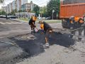 Сотрудники городского предприятия «Автобытдор» продолжают ямочный ремонт дорог