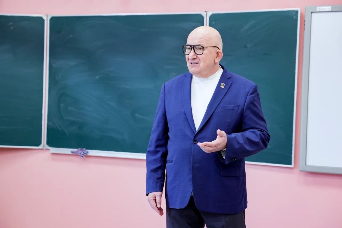 Михаил Мурзаков встретился с коллективом гимназии №16 Михаил Мурзаков встретился с коллективом гимназии №16