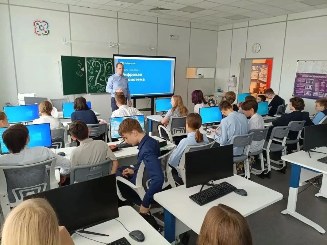 Цифровая грамотность становится неотъемлемой частью настоящего и будущего — в школах Дмитровского округа стартовали «Киберуроки»