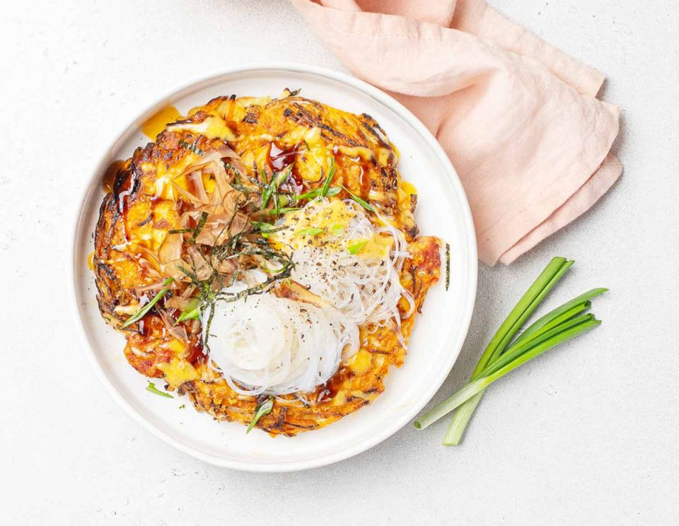 Луковые оладьи с беконом: вкусное предложение для гурманов