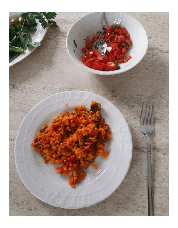 Тепло осеннего вечера: Булгур с овощами и грибами в сочетании с турецким помидорным салатом