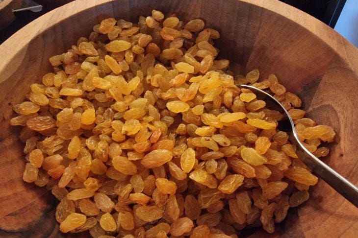 Как правильно выбирать изюм и чернослив: определяем качественный продукт