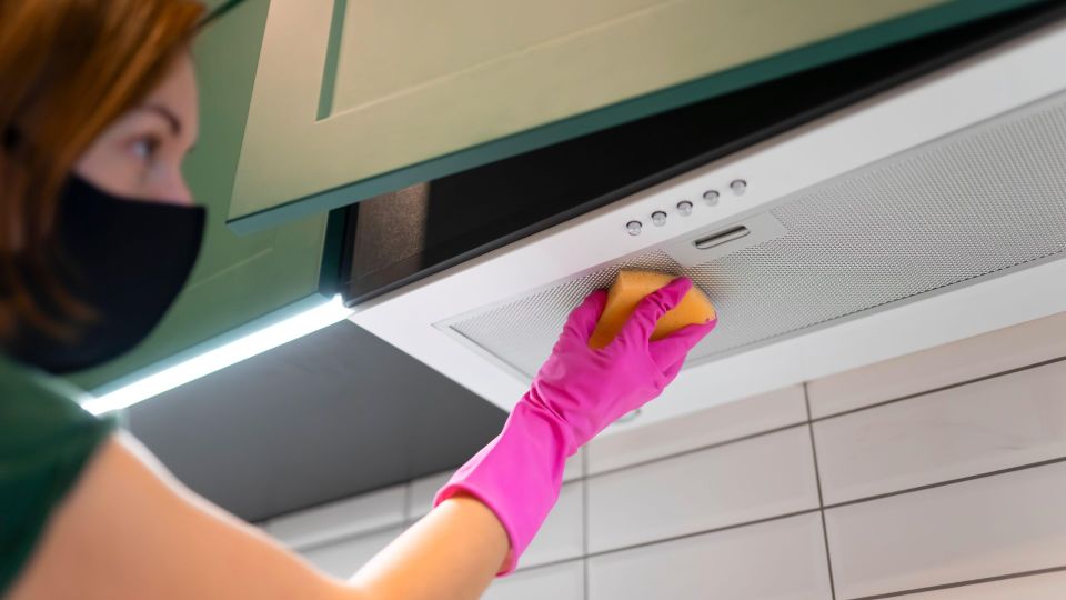 Так чистят вытяжку продвинутые хозяйки: многолетний нагар сам отвалится