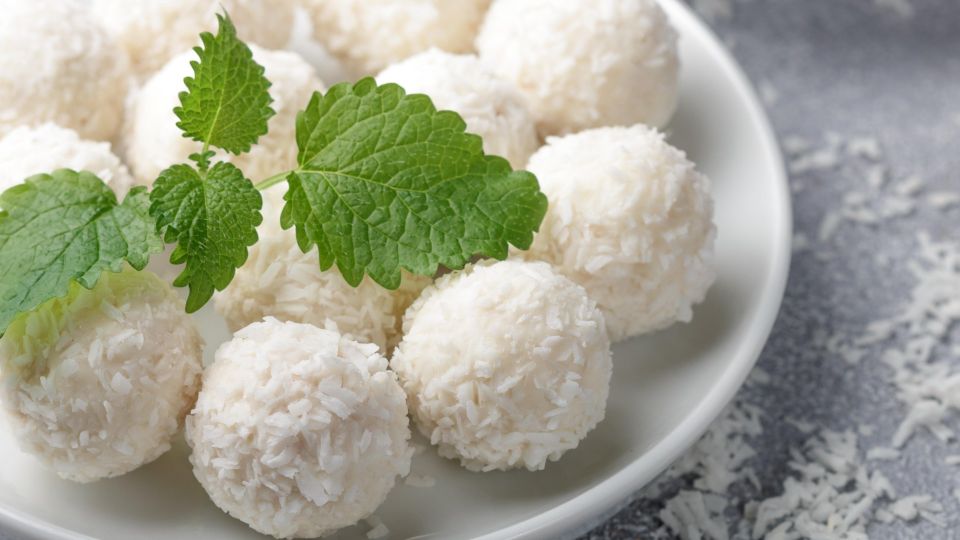 Не тратьтесь на магазинные «Рафаэлло»: конфеты можно приготовить самим за копейки