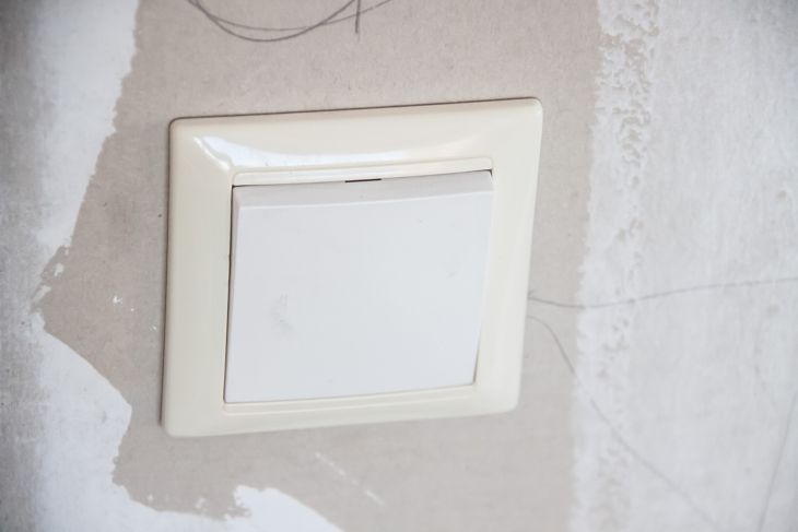 Больше никакой желтизны: всего одно копеечное средство вернет белоснежный цвет выключателям