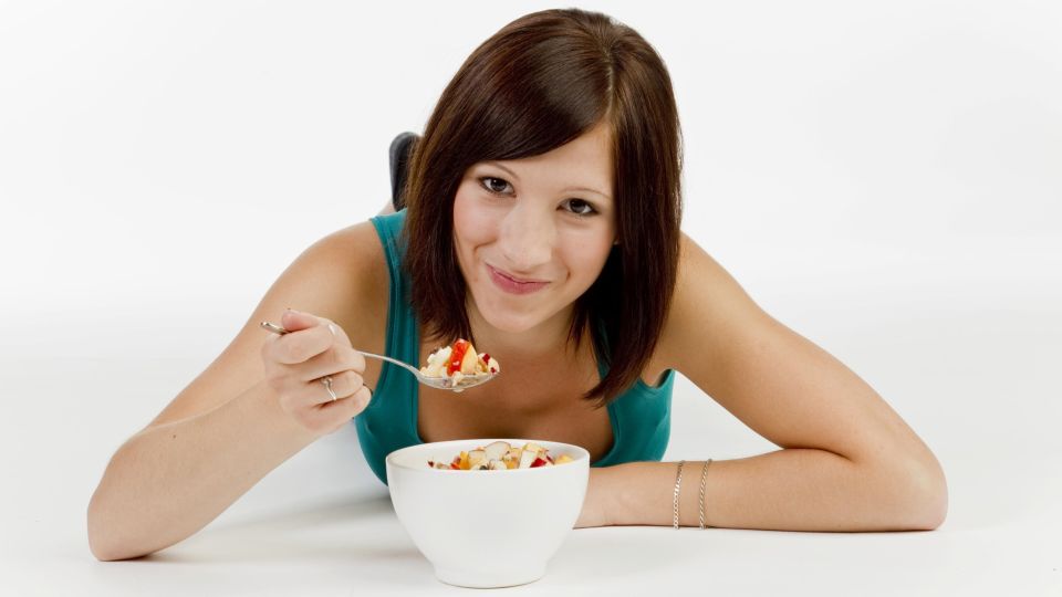 Ужин отдай врагу: какими проблемами грозят ночные переедания