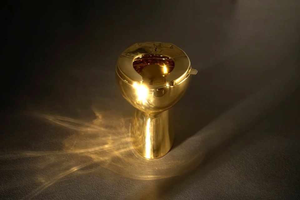 В Нью-Йорке выставят на аукцион уникальный золотой унитаз