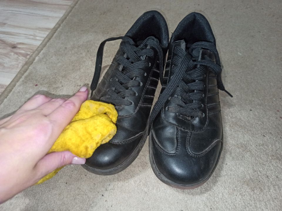 Как сохранить обувь сухой в дождливую осень: простой лайфхак с парафином