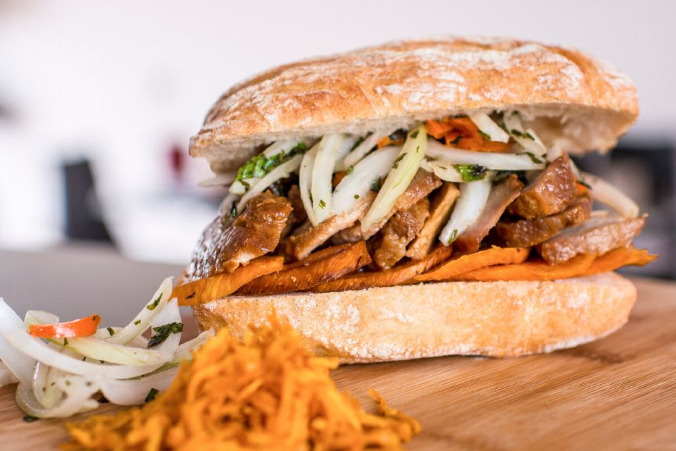 Легкий сэндвич с курицей, апельсином и медом