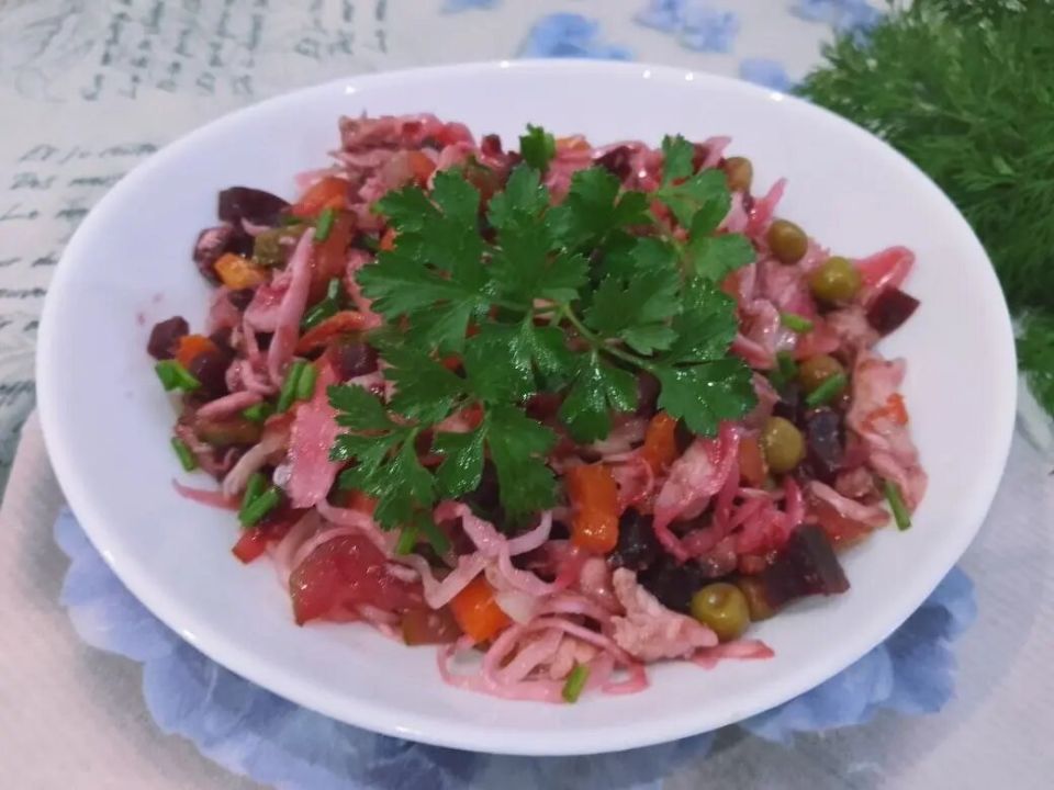 Легкий и питательный: салат из куриного мяса, свеклы и овощей для здоровья