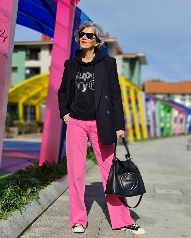 Как стильно носить розовый после 50: советы для уверенных женщин