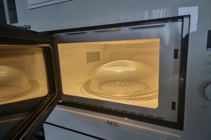 Как быстро отмыть микроволновку внутри от жира: безупречная чистота за 15 минут