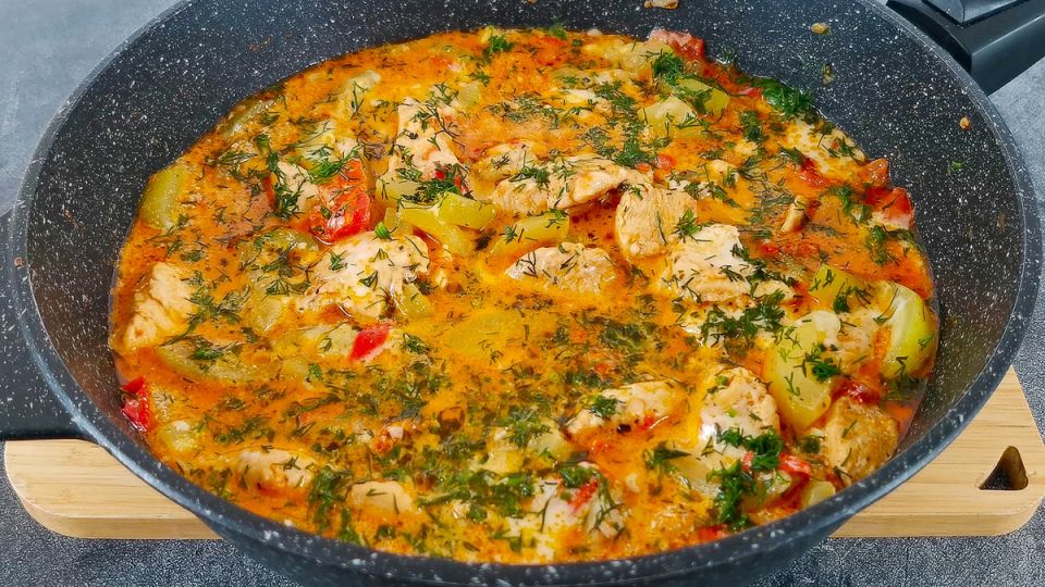 Кабачки с куриным филе в сметанно-сырном соусе