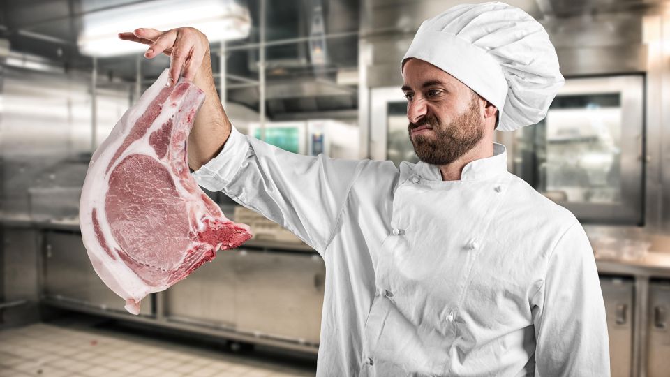 Неприятный душок не выдаст полежавшее мясо: перед готовкой натрите его этим продуктом