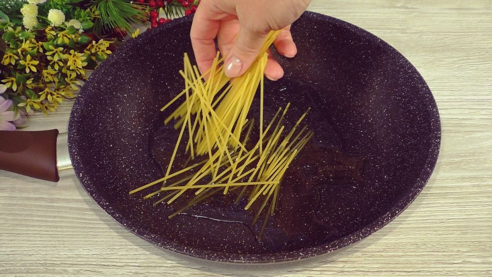 Невероятный способ разнообразить недорогие макароны: обжаривание на сковороде