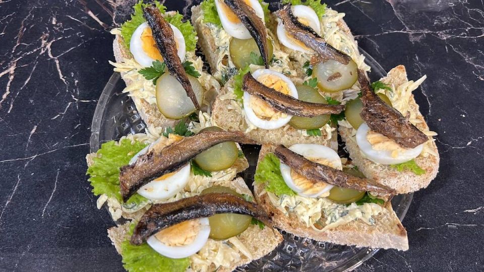 Праздничные и повседневные бутерброды со шпротами: быстро, вкусно, стильно