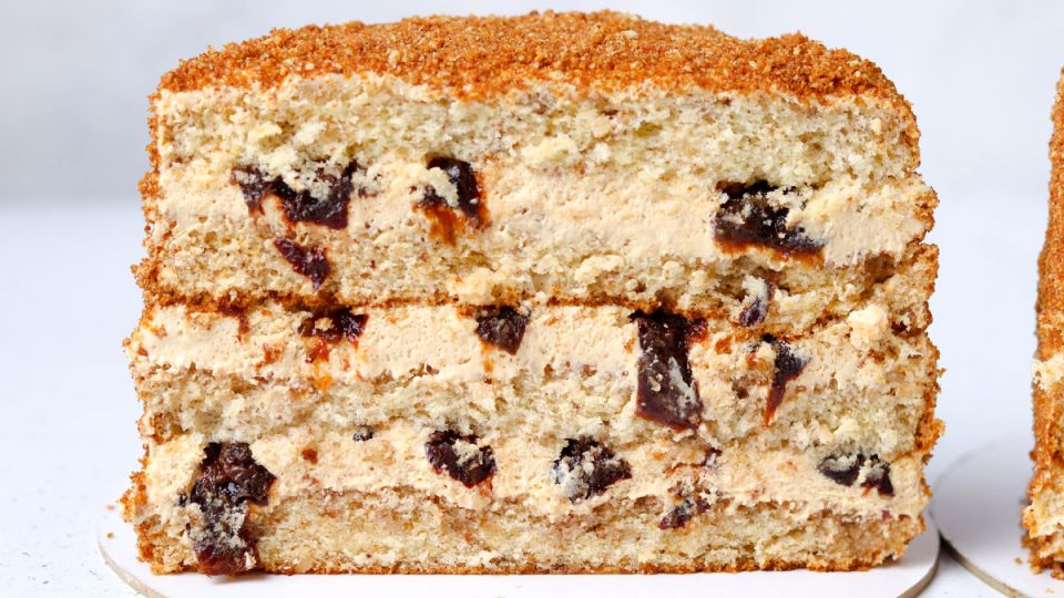 Восхитительный бисквитный медовик с черносливом: легкий рецепт медового торта