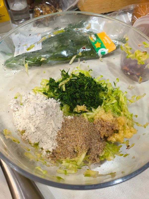 Простой и вкусный ужин: кабачковые оладьи