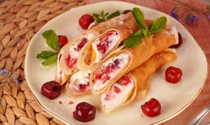 Нежные блинчики с творожно-вишневой начинкой, которые стоит попробовать
